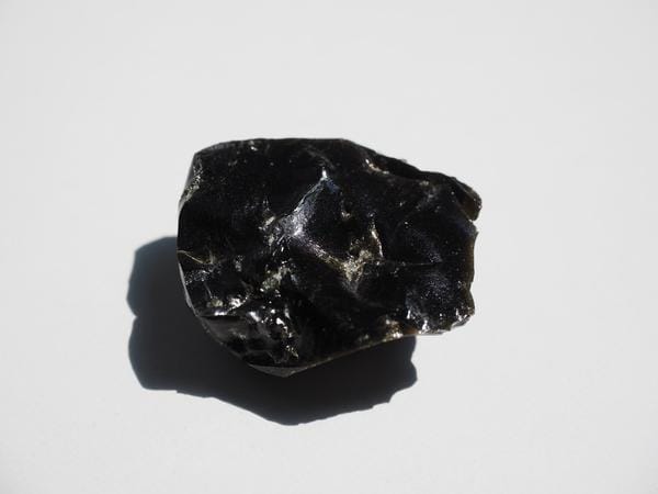 Roher schwarzer Obsidianstein